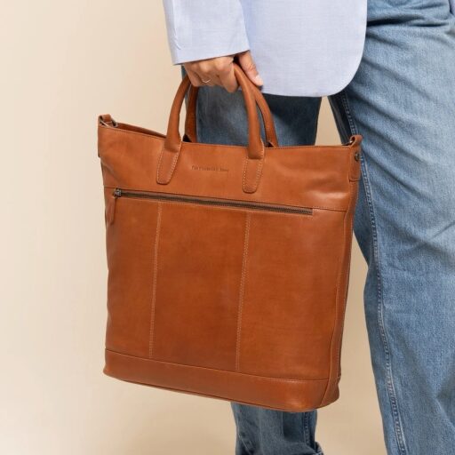The Chesterfield Brand kožená shopper kabelka na notebook Westbrook C38.022731 koňaková v ruce