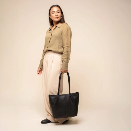 The Chesterfield Brand Kožená shopper kabelka C38.023000 černá v ruce