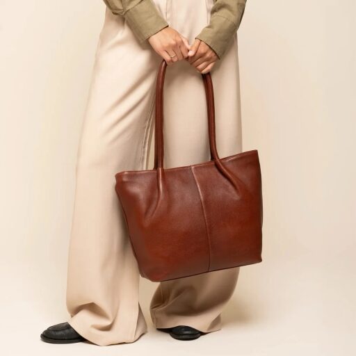The Chesterfield Brand Kožená shopper kabelka Vespera C38.023031 koňaková v ruce