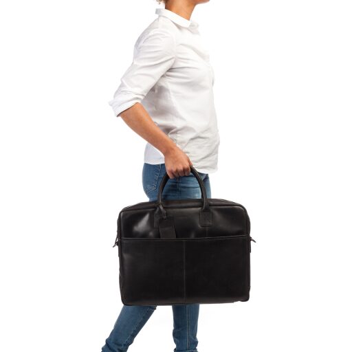BURKELY Kožená taška na notebook 17,3" Max Worker 9007339.22.10 černá v ruce