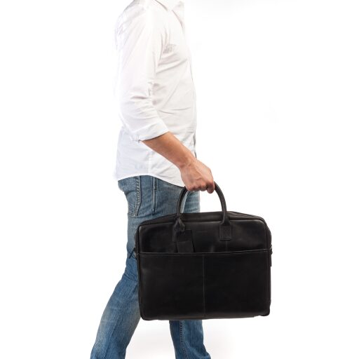 BURKELY Kožená taška na notebook 17,3" Max Worker 9007339.22.10 černá v ruce