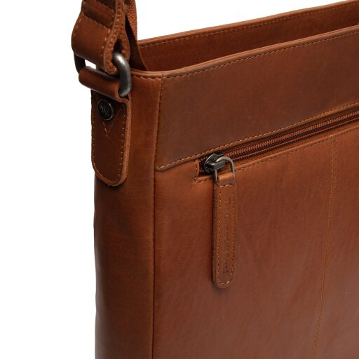 Kožená taška přes rameno Kreta The Chesterfield Brand koňaková C48.129531 - detail zipové přihrádky na zadní straně tašky