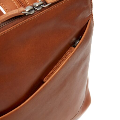 Dámský kožený batoh do města The Chesterfield Brand Claire C58.023531 koňakový detail zipové kapsy na přední straně