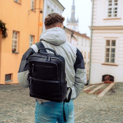 The Chesterfield Brand Kožený batoh na notebook 15,6" Philippe C58.700300 černý na postavě