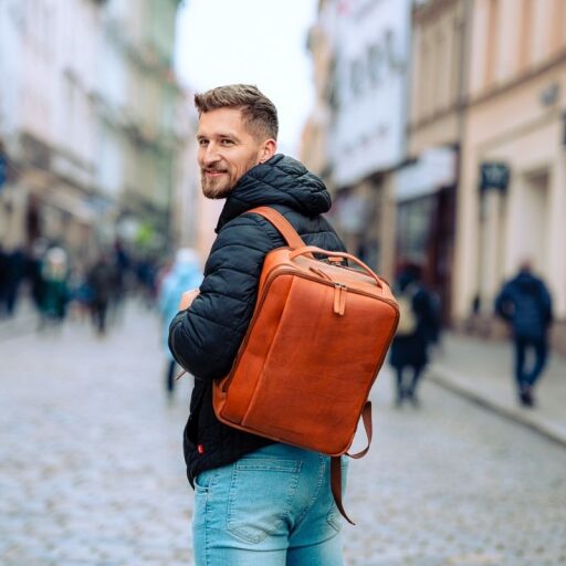 The Chesterfield Brand Kožený batoh na notebook 15,6" Soraja C58.700031 koňakový na zádech