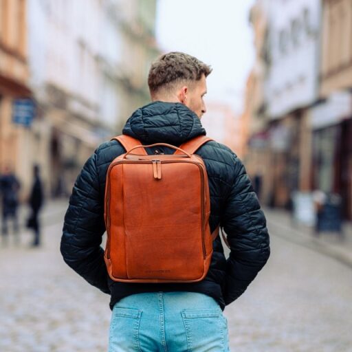 The Chesterfield Brand Kožený batoh na notebook 15,6" Soraja C58.700031 koňakový na postavě