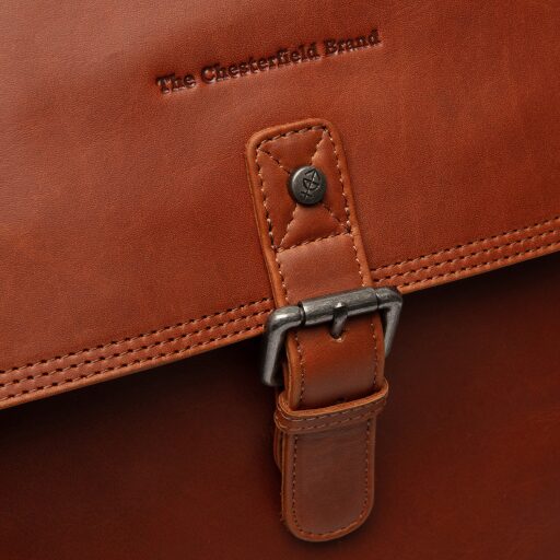 The Chesterfield Brand Kožený batoh na notebook Farrow C58.071631 koňakový logo