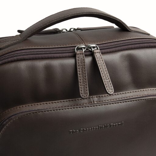 The Chesterfield Brand Kožený batoh na notebook Quincy C58.035201 hnědý logo