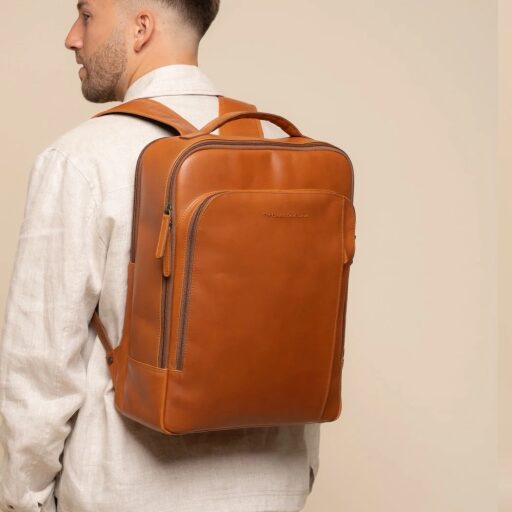 The Chesterfield Brand Kožený batoh na notebook Quincy C58.035231 koňakový na zádech