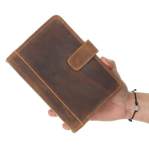 Greenburry kožený organizér A6 Bruno 1787B-25 hnědý v ruce