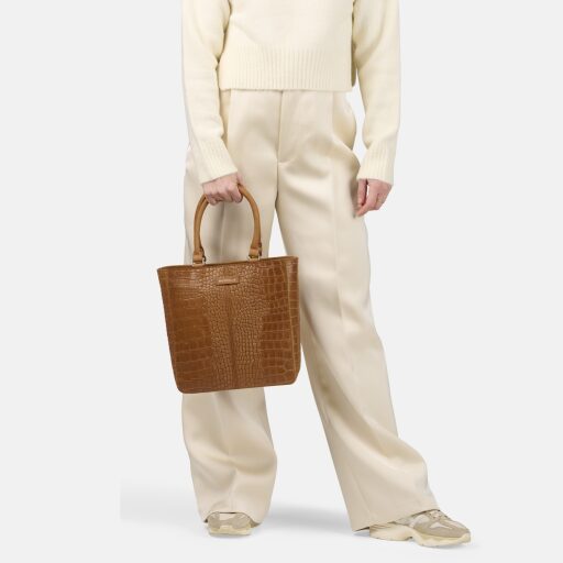 BURKELY malá shopper kabelka Cool Colbie 1000856.29.24 koňaková v ruce