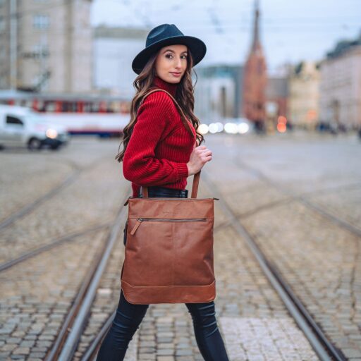 The Chesterfield Brand Elegantní kabelko-batoh 2v1 Omaha C58.033231 koňakový na modelce