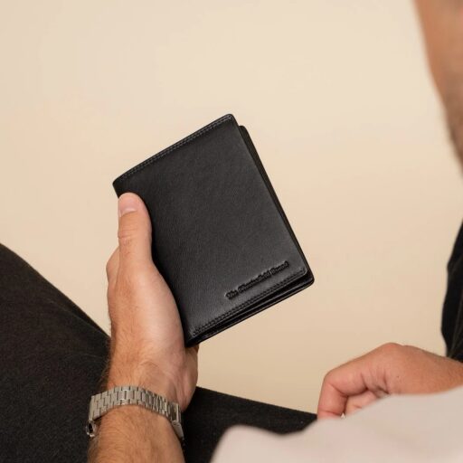 Pánská kožená peněženka RFID Frederick černá v ruce