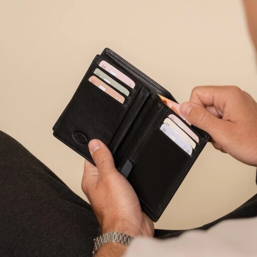 Pánská kožená peněženka RFID Frederick černá otevřená v ruce
