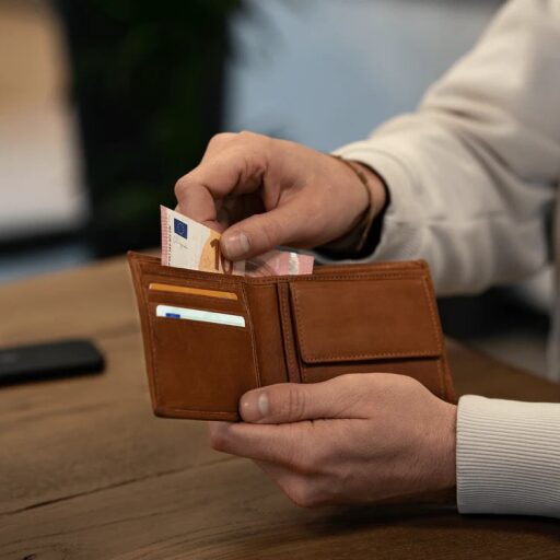 Pánská kožená peněženka RFID Walid C08.036231 koňak v ruce