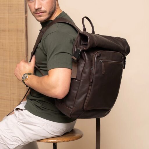 The Chesterfield Brand Roll top kožený batoh na notebook Remo C58.071301 hnědý na zádech