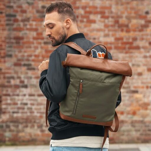 The Chesterfield Brand Rolovací batoh 17" Bornholm C58.050114 olivový na zádech