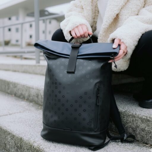 Rolovací batoh Cargo CAR200PBLA černý se vzorem v ruce