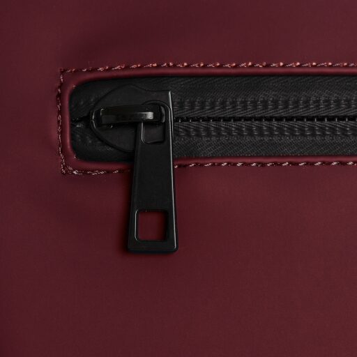 DANIEL RAY Rolovací batoh na notebook 15″ Highlands DRS25.1086M.57 burgundy detail
