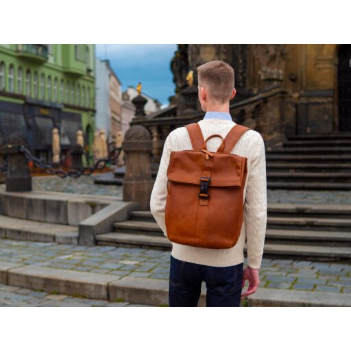 The Chesterfield Brand Rolovací business batoh Savona koňakový C58.032231 na zádech