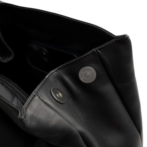 The Chesterfield Brand Stylový dámský kožený batoh Camden černý na magnet