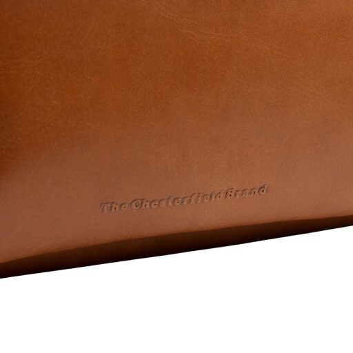 The Chesterfield Brand Stylový kožený batoh Camden koňakový logo detail