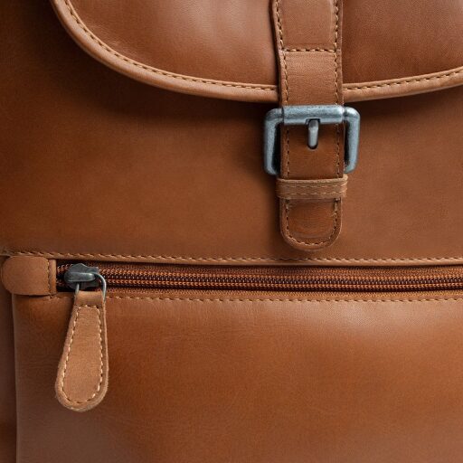 The Chesterfield Brand Stylový kožený batoh Camden koňakový detail přezky