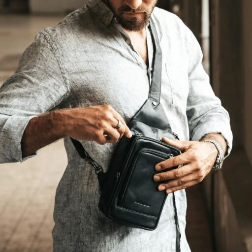 The Chesterfield Brand Kožená crossbody taška Riga C58.028400 černá na modelovi