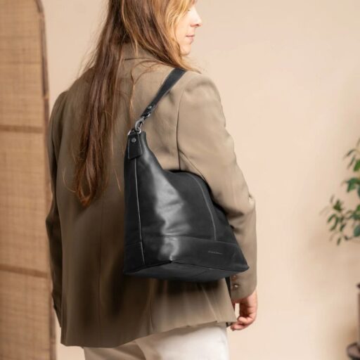 The Chesterfield Brand Kožená kabelka přes rameno Amelia C48.046800 černá na rameni