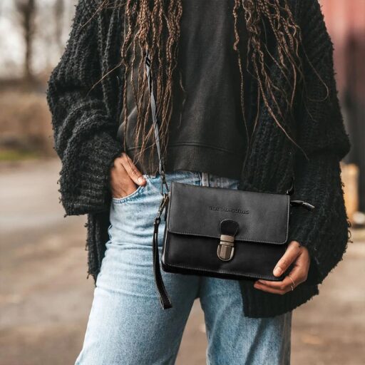 Dámská kožená kabelka do ruky i na rameno The Chesterfield Brand Lucca C48.127000 černá na modelce