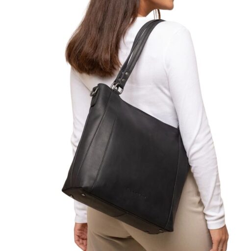 The Chesterfield Brand Kožená shopper kabelka Elira C48.143900 černá jak má žena na rameni