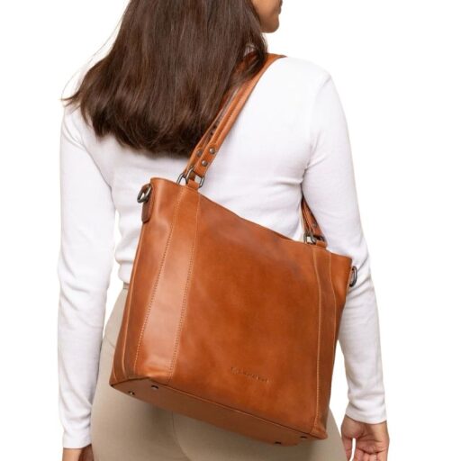 The Chesterfield Brand Kožená shopper kabelka Elira C48.143931 koňaková jak ji nese žena na rameni