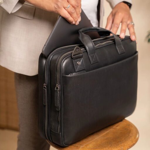 The Chesterfield Brand Kožená taška na notebook 15" Iseo C40.110000 černá otevřená