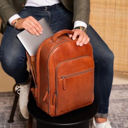 The Chesterfield Brand Pánský kožený batoh na notebook 15" Maggiore C58.034131 koňakový v ruce