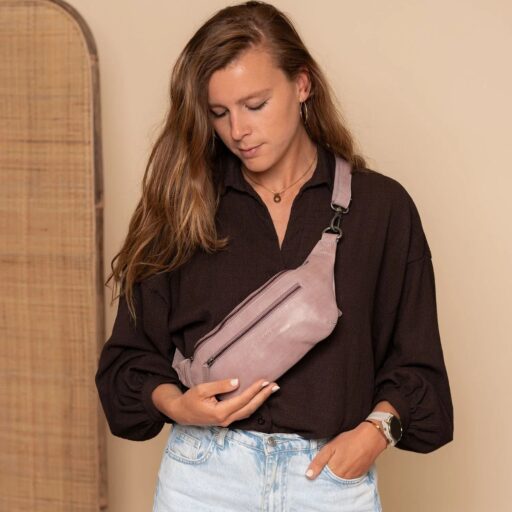 The Chesterfield Brand Kožená ledvinka vintage styl Severo C23.102212 světle fialová na modelce