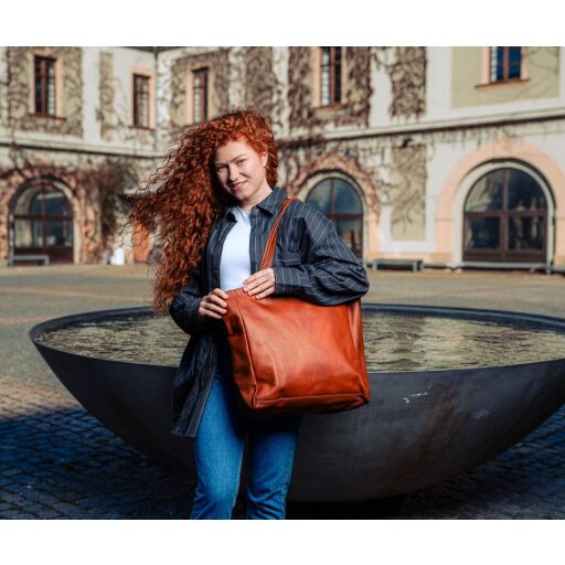 Kožená shopper kabelka na notebook The Chesterfield Brand BERLIN C38.016031 koňak na rameni
