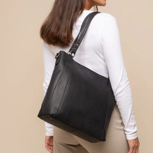 The Chesterfield Brand Kožená shopper kabelka Elira C48.143900 černá jak má žena na rameni