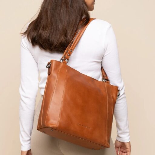 The Chesterfield Brand Kožená shopper kabelka Elira C48.143931 koňaková jak ji nese žena na rameni