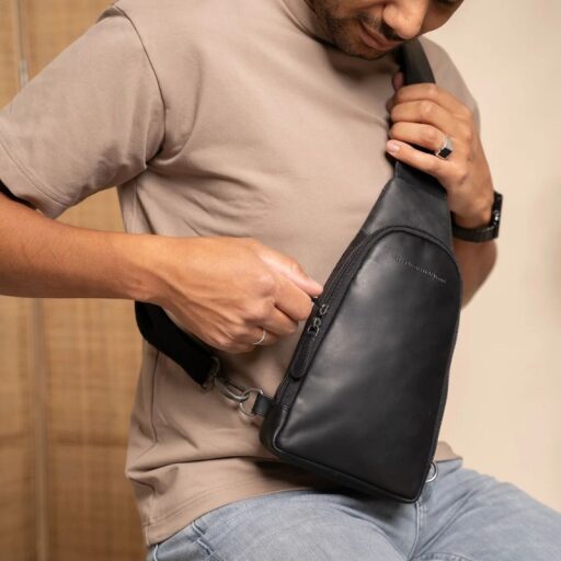 The Chesterfield Brand kožená taška přes rameno Bowey C58.070300 černá s modelem