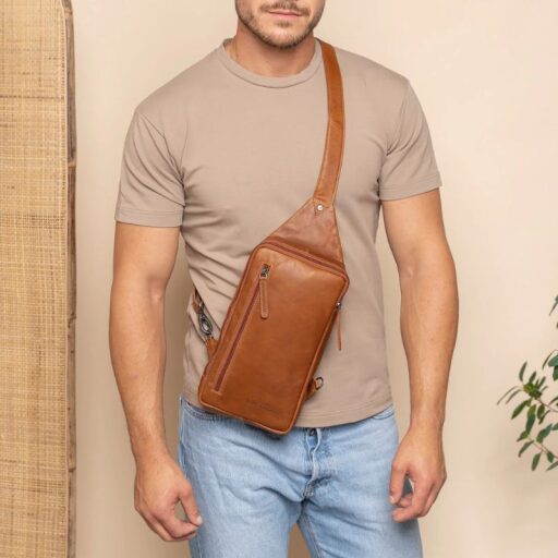 The Chesterfield Brand Kožená taška crossbody Rotterdam C58.028531 koňaková na hrudi