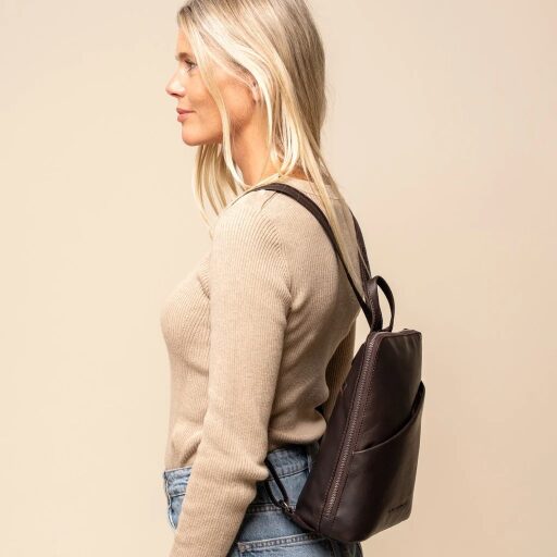 Dámský kožený batoh do města Claire hnědý na modelce
