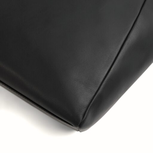 The Chesterfield Brand Kožená kabelka na notebook  Mireya C38.023200 černá detail