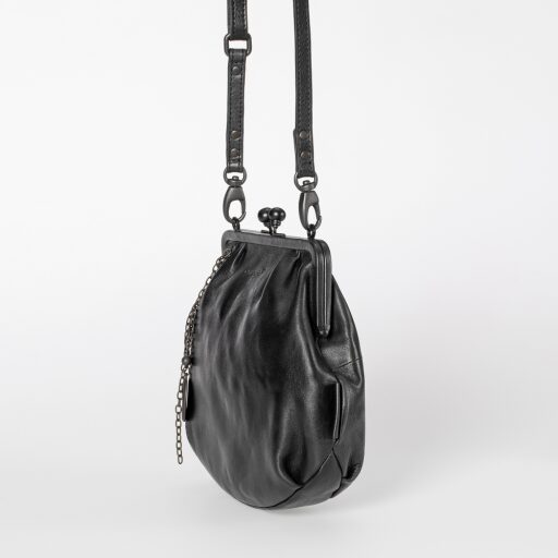 Dámská kožená kabelka s vintage přívěskem Grandma´s Luxury Club Mrs. Fortune Cookie 40372-0 černá