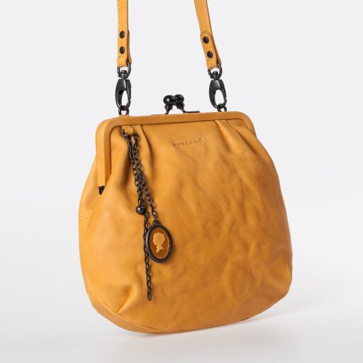 Mrs. Fortune Cookie dámská kožená kabelka s vintage přívěskem žlutá