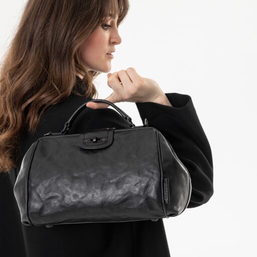 Dámská kožená kabelka doctor´s bag do ruky Grandma´s Luxury Club Mrs. Custard Pie 40477-0 černá - v ruce modelky
