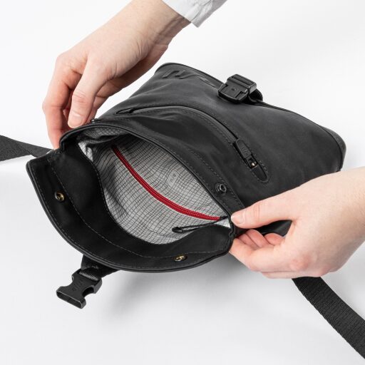 aunts & uncles Roll-top taška přes rameno / kabelka kolem pasu 2v1 Japan Tsu 10227-0 černá - otevřená