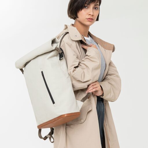 aunts & uncles dámský rolovací batoh na notebook 15,6" Japan Fukui 10208-24 smetanově bílý na zádech modelky