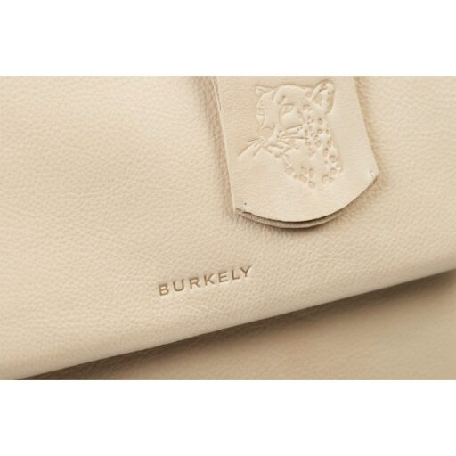 BURKELY Kožená kabelka s klopou Just Jolie 1000221.84.21 béžová detail - klopa s logem Burkely