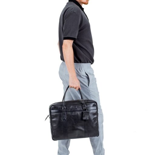 BURKELY Kožená byznys taška na notebook 15,6" Suburb Seth 1000087.75.10 černá v ruce muž