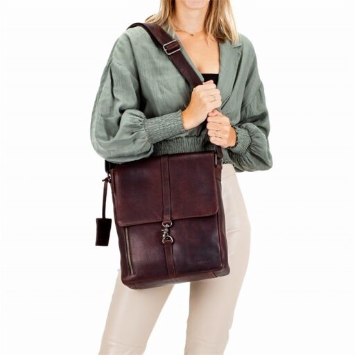 BURKELY Kožená taška messenger Antique Avery 8007918.56.20 hnědá přes rameno